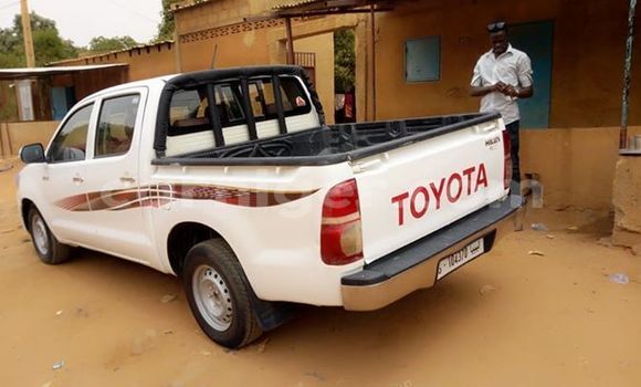 Sayi Na hannu Toyota Hilux White Mota in Niamey a Niamey Sayi Na hannu Toyota Hilux White Mota in Niamey a Niamey