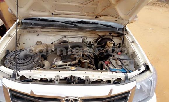 Sayi Na hannu Toyota Hilux White Mota in Niamey a Niamey Sayi Na hannu Toyota Hilux White Mota in Niamey a Niamey