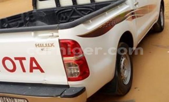 Sayi Na hannu Toyota Hilux White Mota in Niamey a Niamey Sayi Na hannu Toyota Hilux White Mota in Niamey a Niamey