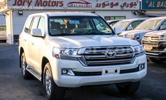 Buy Import Toyota Land Cruiser White Truck in Import - Dubai in Agadez Buy Import Toyota Land Cruiser White Truck in Import - Dubai in Agadez