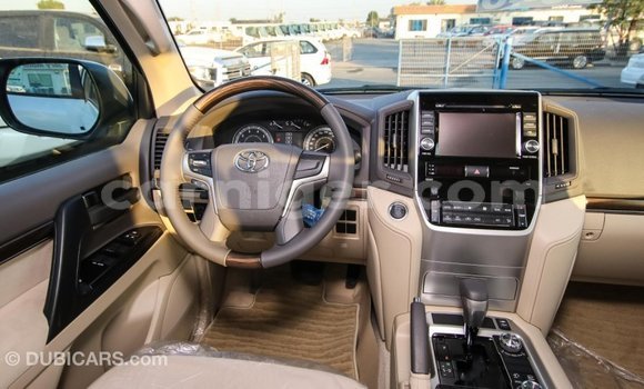 Buy Import Toyota Land Cruiser White Truck in Import - Dubai in Agadez Buy Import Toyota Land Cruiser White Truck in Import - Dubai in Agadez