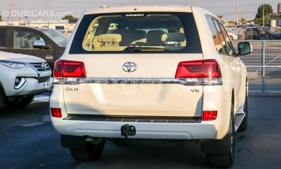 Buy Import Toyota Land Cruiser White Truck in Import - Dubai in Agadez Buy Import Toyota Land Cruiser White Truck in Import - Dubai in Agadez