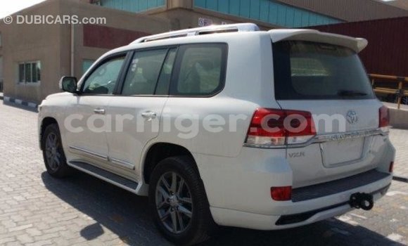 Buy Import Toyota Land Cruiser White Truck in Import - Dubai in Agadez Buy Import Toyota Land Cruiser White Truck in Import - Dubai in Agadez