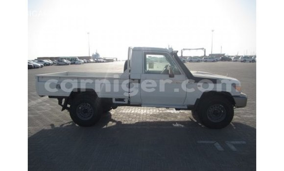 Buy Import Toyota Land Cruiser White Truck in Import - Dubai in Agadez Buy Import Toyota Land Cruiser White Truck in Import - Dubai in Agadez