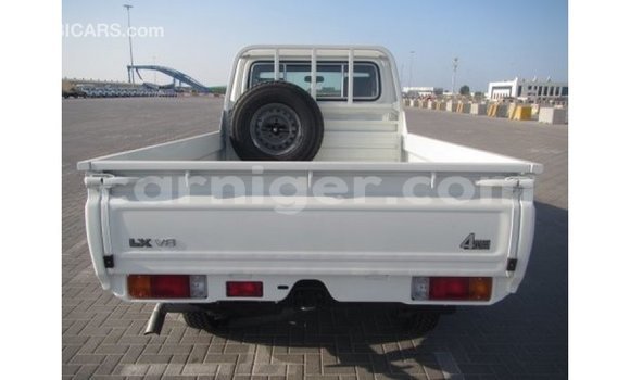 Buy Import Toyota Land Cruiser White Truck in Import - Dubai in Agadez Buy Import Toyota Land Cruiser White Truck in Import - Dubai in Agadez
