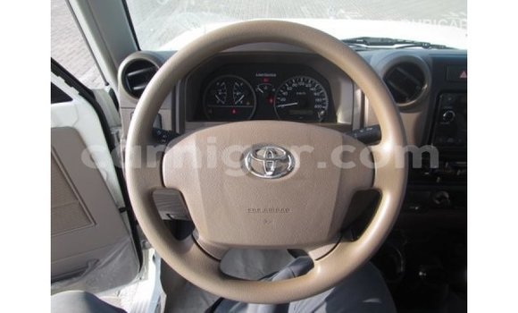 Buy Import Toyota Land Cruiser White Truck in Import - Dubai in Agadez Buy Import Toyota Land Cruiser White Truck in Import - Dubai in Agadez