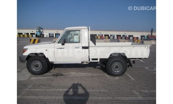 Buy Import Toyota Land Cruiser White Truck in Import - Dubai in Agadez Buy Import Toyota Land Cruiser White Truck in Import - Dubai in Agadez