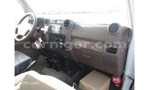 Buy Import Toyota Land Cruiser White Truck in Import - Dubai in Agadez Buy Import Toyota Land Cruiser White Truck in Import - Dubai in Agadez