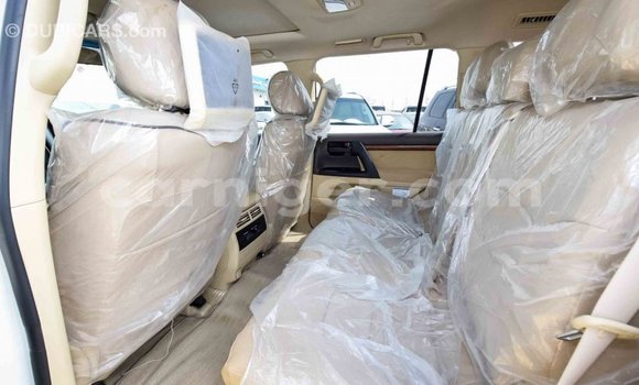 Buy Import Toyota Land Cruiser White Truck in Import - Dubai in Agadez Buy Import Toyota Land Cruiser White Truck in Import - Dubai in Agadez