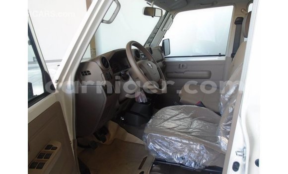 Buy Import Toyota Land Cruiser White Truck in Import - Dubai in Agadez Buy Import Toyota Land Cruiser White Truck in Import - Dubai in Agadez