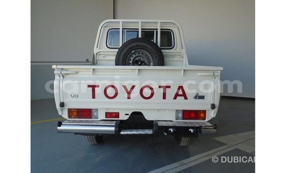 Buy Import Toyota Land Cruiser White Truck in Import - Dubai in Agadez Buy Import Toyota Land Cruiser White Truck in Import - Dubai in Agadez