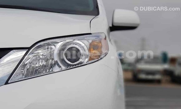 Acheter Import Voiture Toyota Sienna Blanc à Import - Dubai, Agadez Acheter Import Voiture Toyota Sienna Blanc à Import - Dubai, Agadez