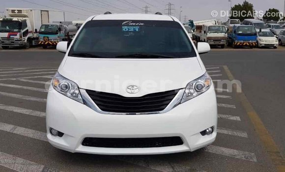Acheter Import Voiture Toyota Sienna Blanc à Import - Dubai, Agadez Acheter Import Voiture Toyota Sienna Blanc à Import - Dubai, Agadez