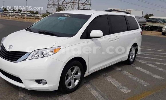 Acheter Import Voiture Toyota Sienna Blanc à Import - Dubai, Agadez Acheter Import Voiture Toyota Sienna Blanc à Import - Dubai, Agadez