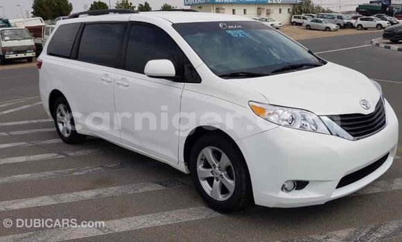 Acheter Import Voiture Toyota Sienna Blanc à Import - Dubai, Agadez Acheter Import Voiture Toyota Sienna Blanc à Import - Dubai, Agadez