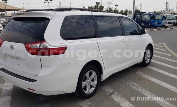 Acheter Import Voiture Toyota Sienna Blanc à Import - Dubai, Agadez Acheter Import Voiture Toyota Sienna Blanc à Import - Dubai, Agadez