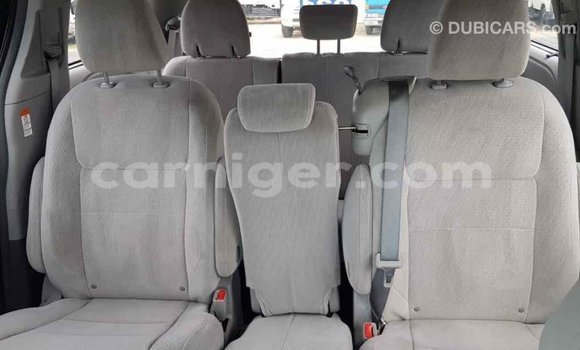 Acheter Import Voiture Toyota Sienna Blanc à Import - Dubai, Agadez Acheter Import Voiture Toyota Sienna Blanc à Import - Dubai, Agadez