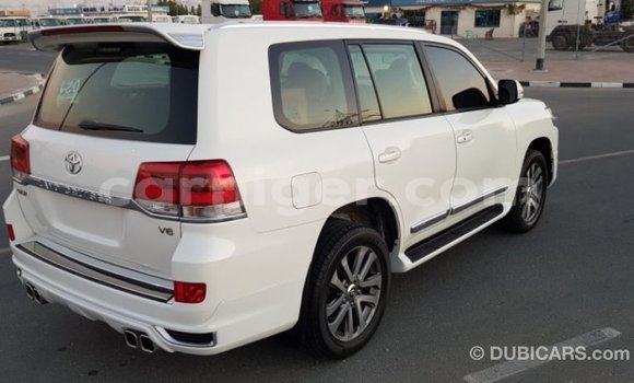 Acheter Import Utilitaire Toyota Land Cruiser Blanc à Import - Dubai, Agadez Acheter Import Utilitaire Toyota Land Cruiser Blanc à Import - Dubai, Agadez