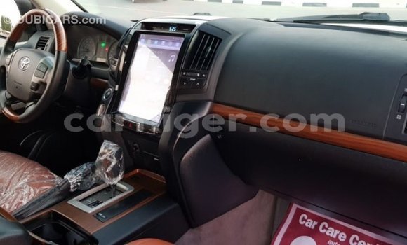 Acheter Import Utilitaire Toyota Land Cruiser Blanc à Import - Dubai, Agadez Acheter Import Utilitaire Toyota Land Cruiser Blanc à Import - Dubai, Agadez