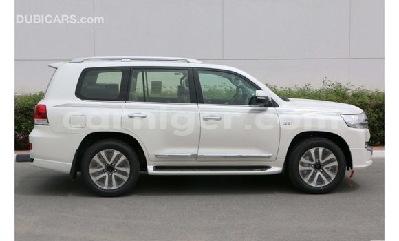 Buy Import Toyota Land Cruiser White Truck in Import - Dubai in Agadez Buy Import Toyota Land Cruiser White Truck in Import - Dubai in Agadez