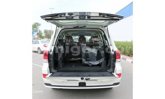 Buy Import Toyota Land Cruiser White Truck in Import - Dubai in Agadez Buy Import Toyota Land Cruiser White Truck in Import - Dubai in Agadez