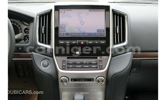 Buy Import Toyota Land Cruiser White Truck in Import - Dubai in Agadez Buy Import Toyota Land Cruiser White Truck in Import - Dubai in Agadez