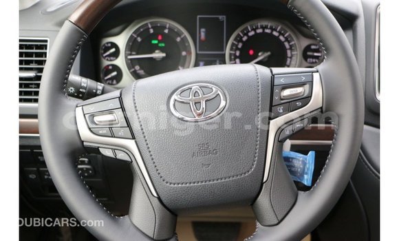 Buy Import Toyota Land Cruiser White Truck in Import - Dubai in Agadez Buy Import Toyota Land Cruiser White Truck in Import - Dubai in Agadez
