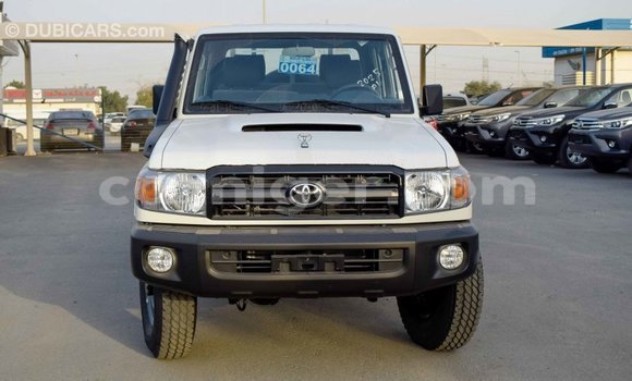 Buy Import Toyota Land Cruiser White Truck in Import - Dubai in Agadez Buy Import Toyota Land Cruiser White Truck in Import - Dubai in Agadez