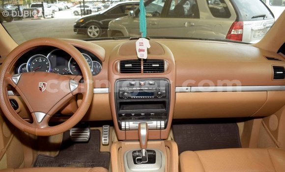 Sayi Imported Porsche Cayenne Green Mota in Import - Dubai a Agadez Sayi Imported Porsche Cayenne Green Mota in Import - Dubai a Agadez