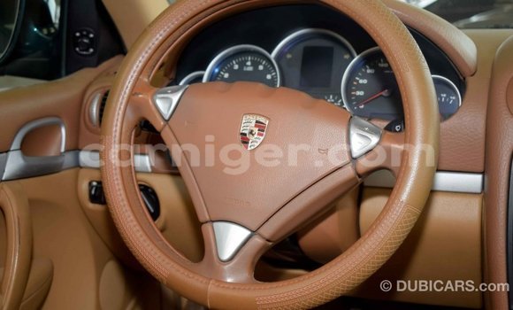 Sayi Imported Porsche Cayenne Green Mota in Import - Dubai a Agadez Sayi Imported Porsche Cayenne Green Mota in Import - Dubai a Agadez
