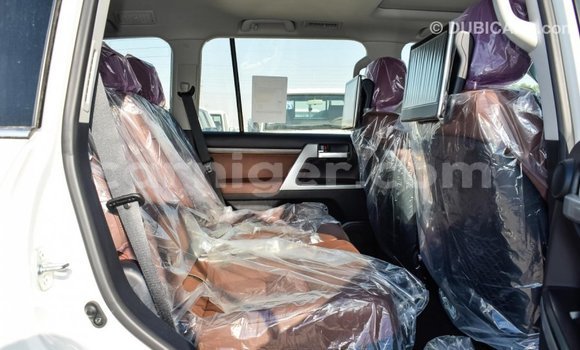 Buy Import Toyota Land Cruiser White Truck in Import - Dubai in Agadez Buy Import Toyota Land Cruiser White Truck in Import - Dubai in Agadez