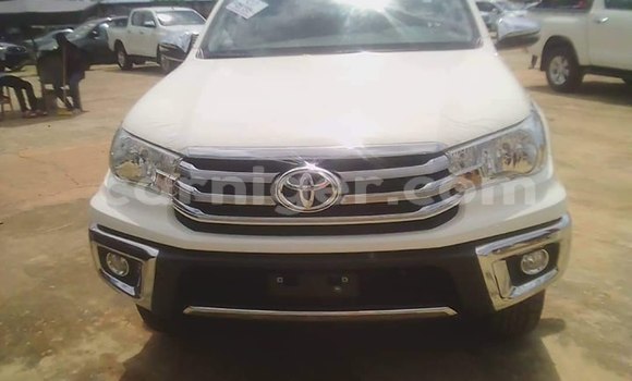 Sayi Na hannu Toyota Hilux White Mota in Niamey a Niamey Sayi Na hannu Toyota Hilux White Mota in Niamey a Niamey