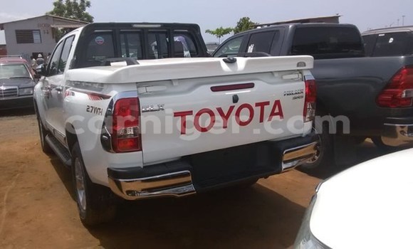 Sayi Na hannu Toyota Hilux White Mota in Niamey a Niamey Sayi Na hannu Toyota Hilux White Mota in Niamey a Niamey