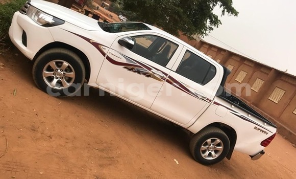 Sayi Na hannu Toyota Hilux White Mota in Niamey a Niamey Sayi Na hannu Toyota Hilux White Mota in Niamey a Niamey