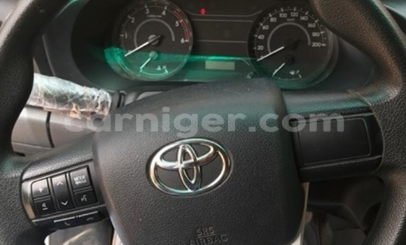 Sayi Na hannu Toyota Hilux White Mota in Niamey a Niamey Sayi Na hannu Toyota Hilux White Mota in Niamey a Niamey