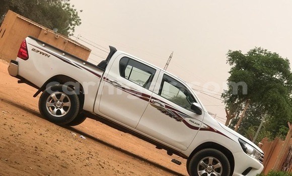 Sayi Na hannu Toyota Hilux White Mota in Niamey a Niamey Sayi Na hannu Toyota Hilux White Mota in Niamey a Niamey