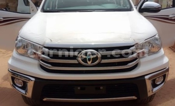 Sayi Na hannu Toyota Hilux White Mota in Niamey a Niamey Sayi Na hannu Toyota Hilux White Mota in Niamey a Niamey