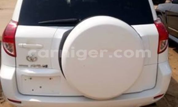 Sayi Na hannu Toyota RAV4 White Mota in Niamey a Niamey Sayi Na hannu Toyota RAV4 White Mota in Niamey a Niamey