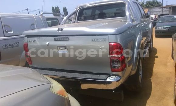 Sayi Na hannu Toyota Hilux Silver Mota in Niamey a Niamey Sayi Na hannu Toyota Hilux Silver Mota in Niamey a Niamey