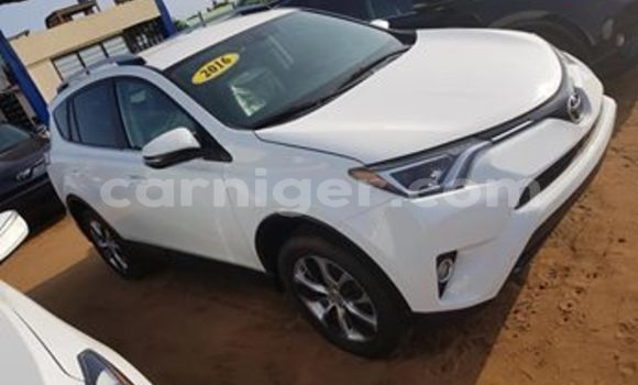 Sayi Na hannu Toyota RAV4 White Mota in Niamey a Niamey Sayi Na hannu Toyota RAV4 White Mota in Niamey a Niamey