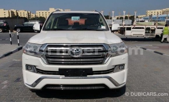 Buy Import Toyota Land Cruiser White Truck in Import - Dubai in Agadez Buy Import Toyota Land Cruiser White Truck in Import - Dubai in Agadez