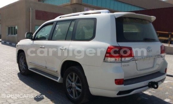 Buy Import Toyota Land Cruiser White Truck in Import - Dubai in Agadez Buy Import Toyota Land Cruiser White Truck in Import - Dubai in Agadez