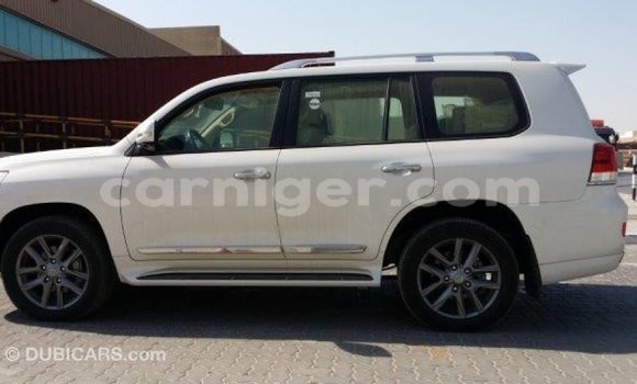Buy Import Toyota Land Cruiser White Truck in Import - Dubai in Agadez Buy Import Toyota Land Cruiser White Truck in Import - Dubai in Agadez