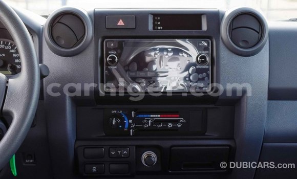Buy Import Toyota Land Cruiser White Truck in Import - Dubai in Agadez Buy Import Toyota Land Cruiser White Truck in Import - Dubai in Agadez