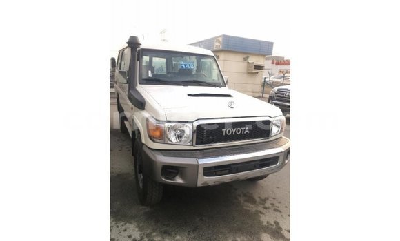 Buy Import Toyota Land Cruiser White Truck in Import - Dubai in Agadez Buy Import Toyota Land Cruiser White Truck in Import - Dubai in Agadez