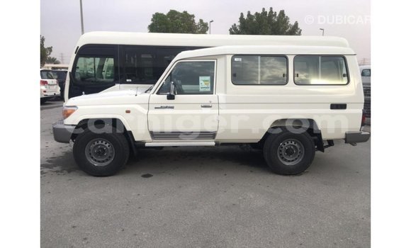 Buy Import Toyota Land Cruiser White Truck in Import - Dubai in Agadez Buy Import Toyota Land Cruiser White Truck in Import - Dubai in Agadez