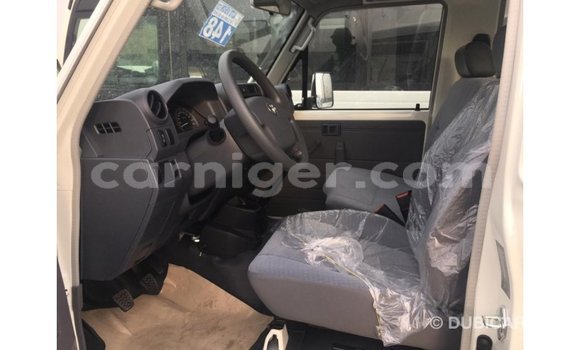 Buy Import Toyota Land Cruiser White Truck in Import - Dubai in Agadez Buy Import Toyota Land Cruiser White Truck in Import - Dubai in Agadez