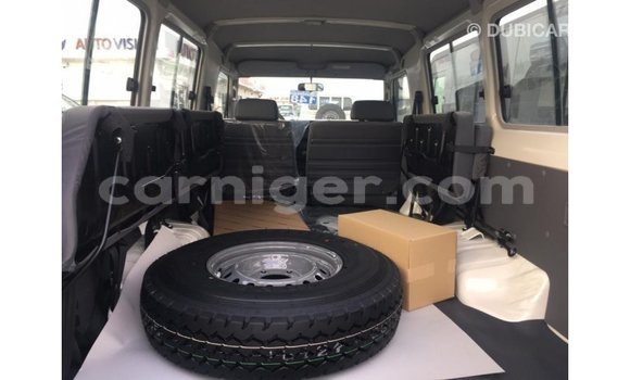 Buy Import Toyota Land Cruiser White Truck in Import - Dubai in Agadez Buy Import Toyota Land Cruiser White Truck in Import - Dubai in Agadez
