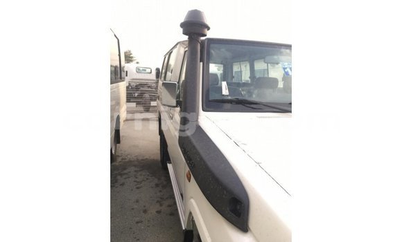 Buy Import Toyota Land Cruiser White Truck in Import - Dubai in Agadez Buy Import Toyota Land Cruiser White Truck in Import - Dubai in Agadez