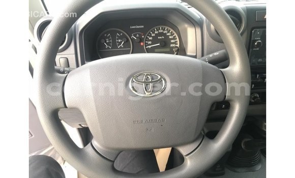 Buy Import Toyota Land Cruiser White Truck in Import - Dubai in Agadez Buy Import Toyota Land Cruiser White Truck in Import - Dubai in Agadez